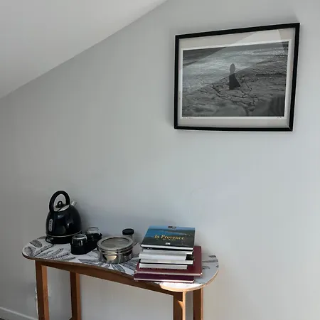 Cassis Hostel Хостел *